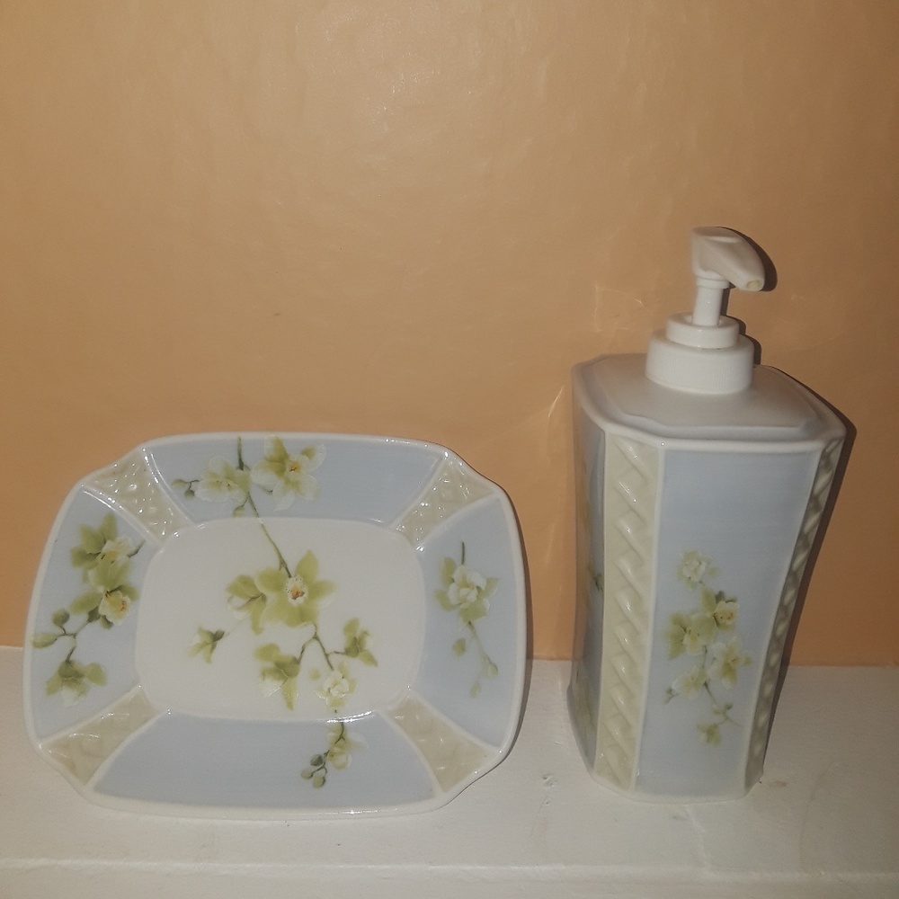 Ceramic Lotion Dispenser and Soap Dish - Picture 3 of 5